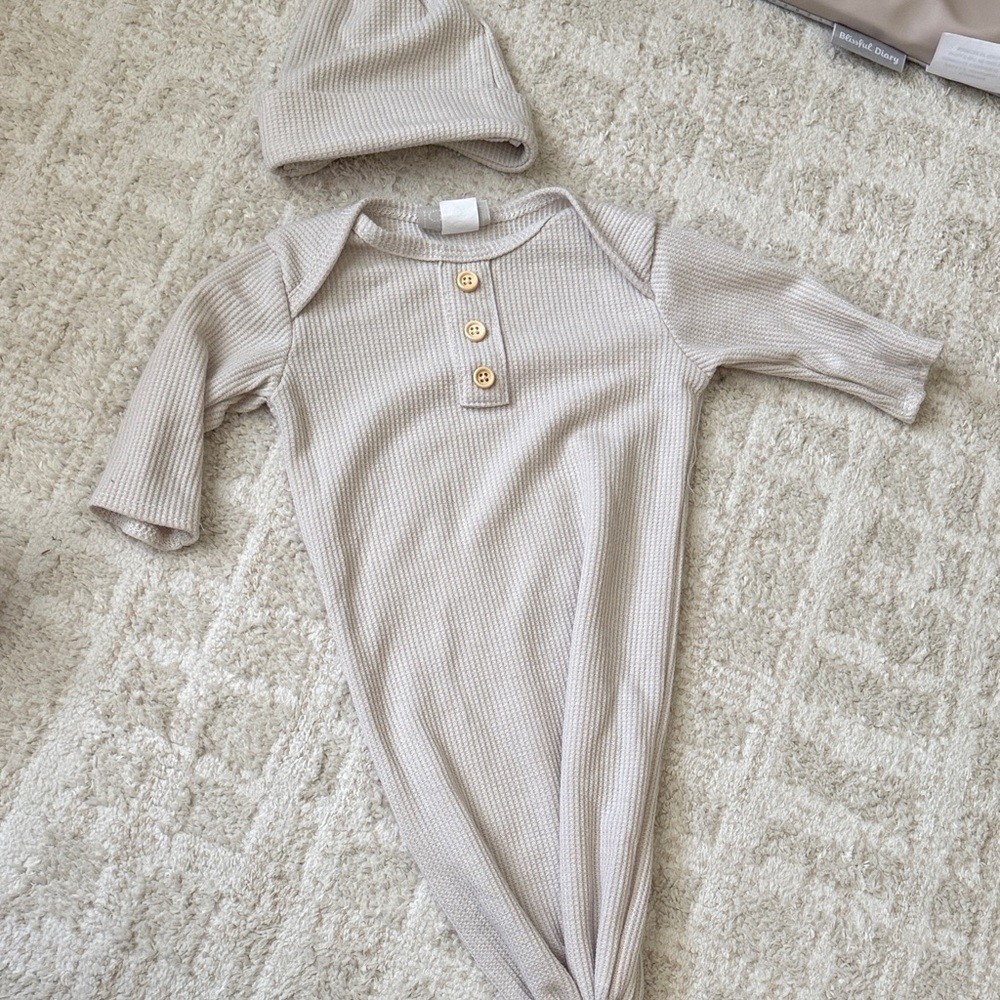 3/$16!!Neutral Cream Knotted gown and hat